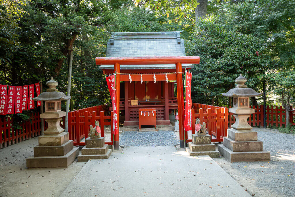 Maruyama Inari Shrine behind the main hall at Tsurugaoka Hachimangū with vermillion accents.