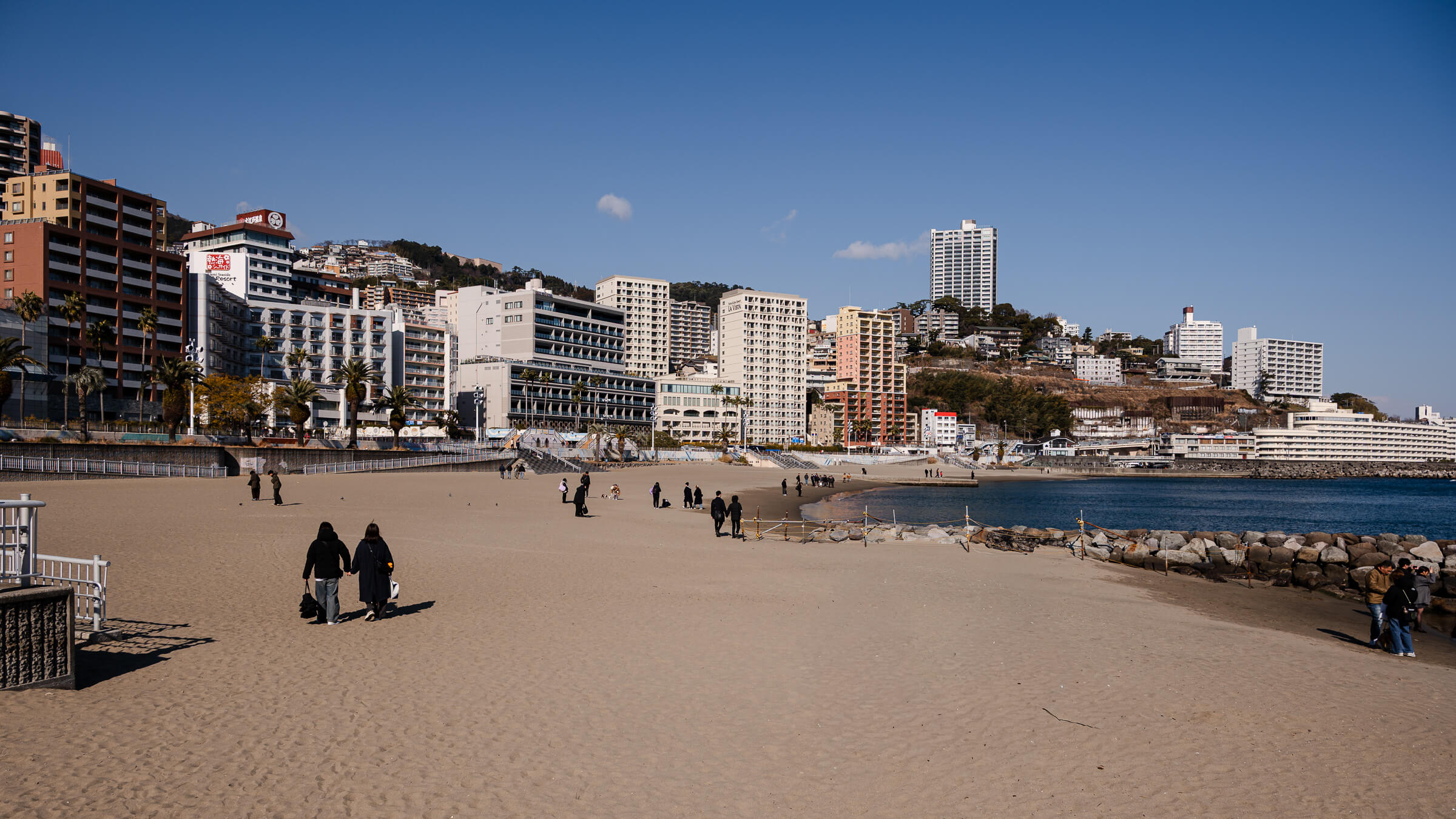Read more about the article Atami Sun Beach — The Waterfront at the Center of Town