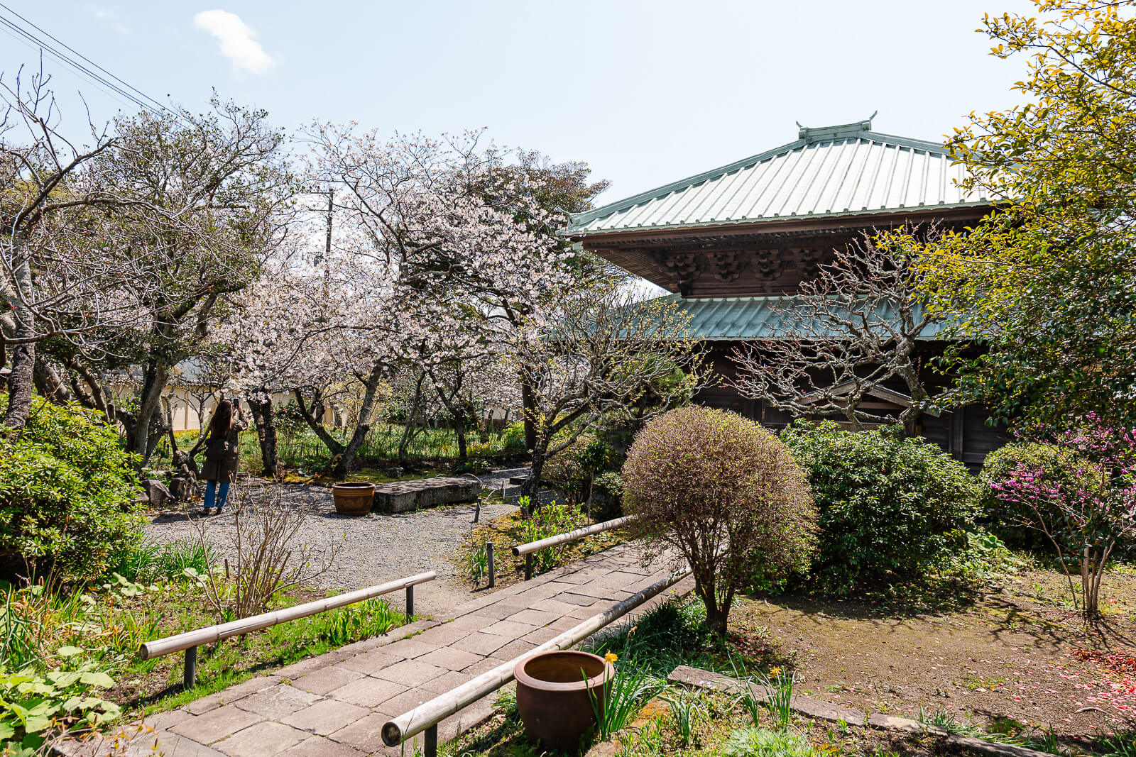 Path leading into Eisho-ji Temple from Kamakura streets