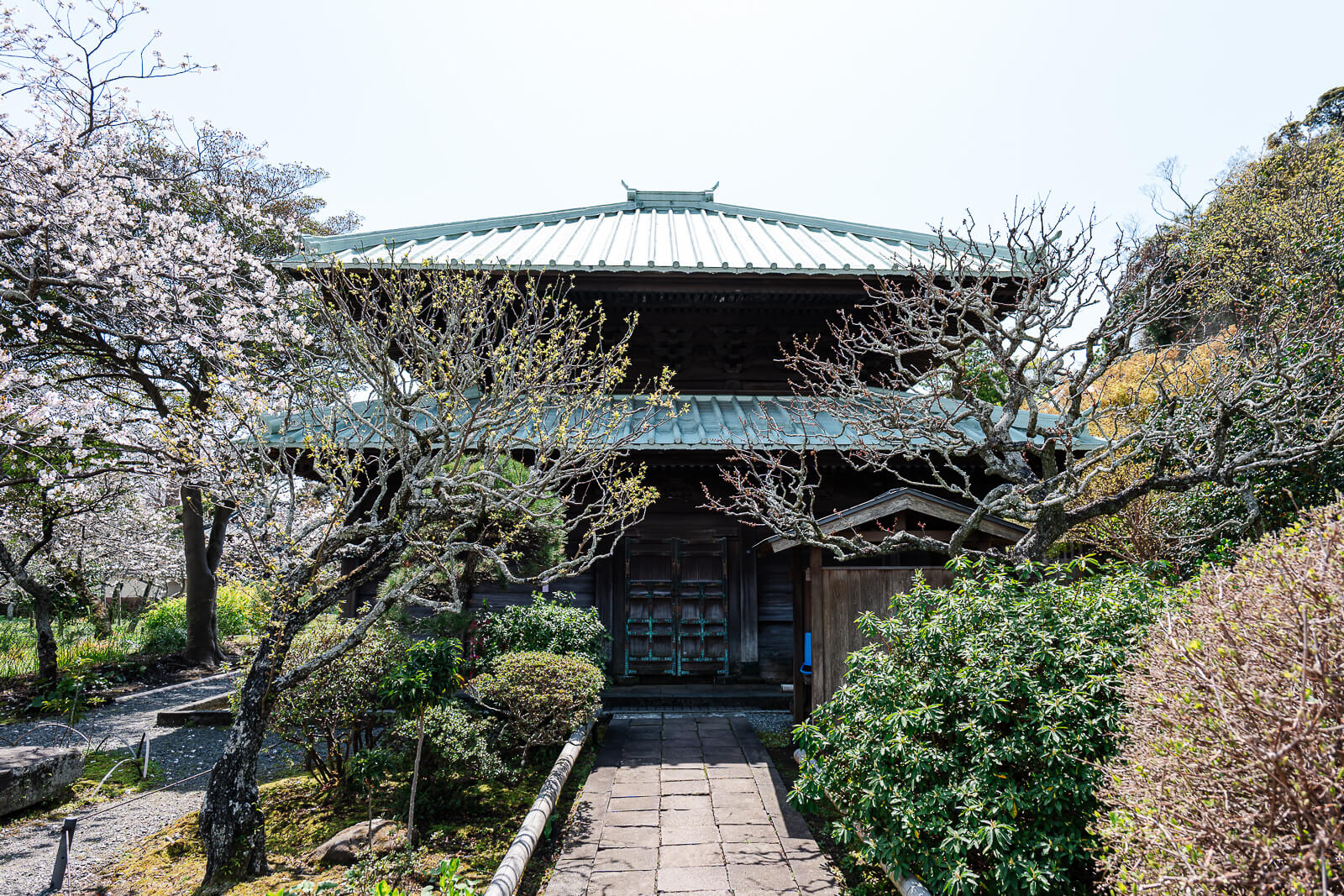 Eisho-ji main approach to the main hall in Kamakura