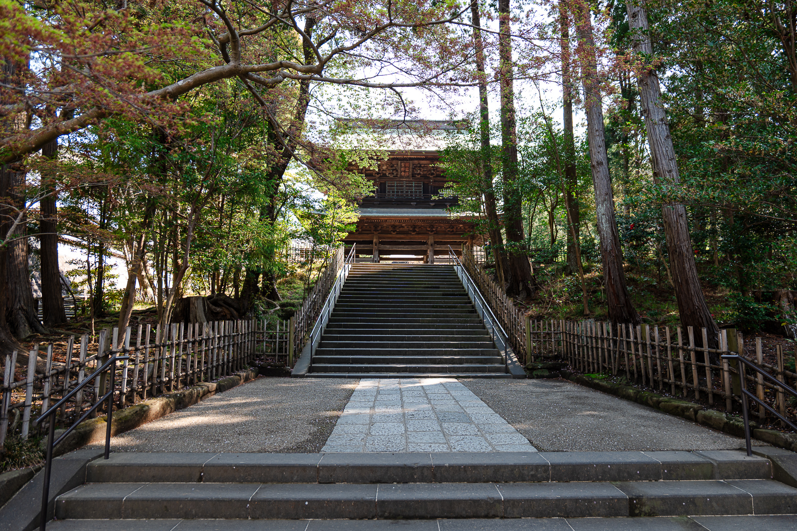 The approach to Sanmon gate along the central valley at Engaku-ji Temple, Kita-Kamakura