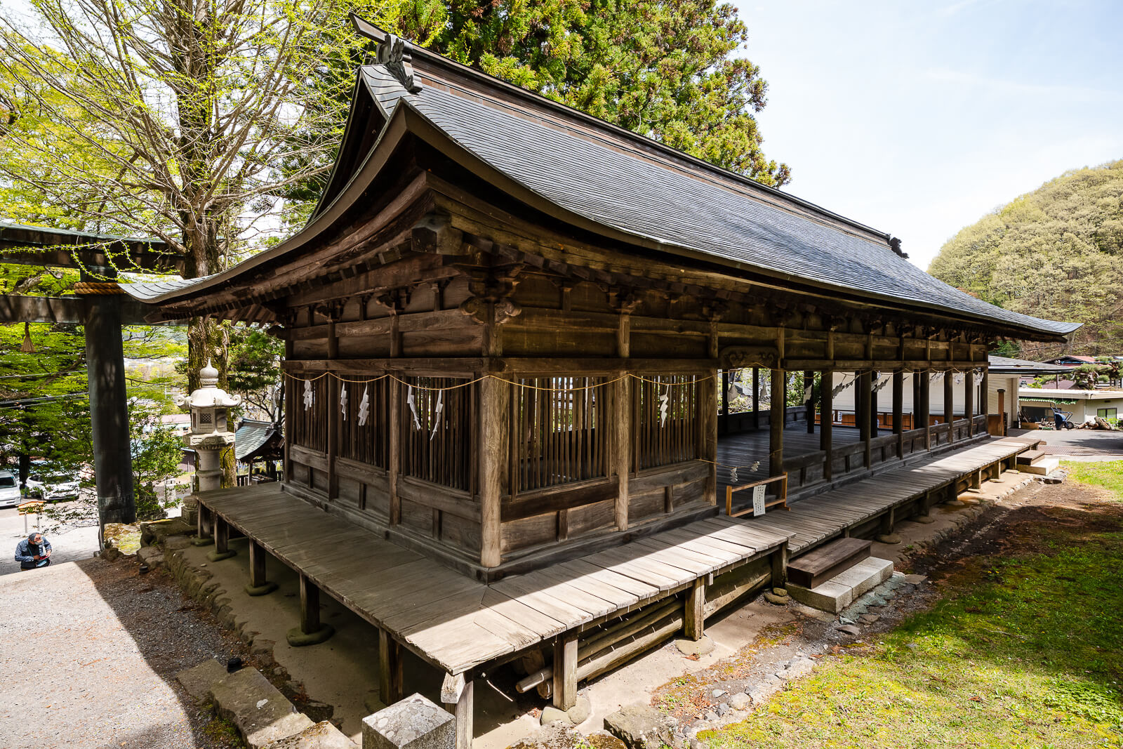 Side view of the Jukkenro hall at Suwa Taisha Kamisha Maemiya in Chino, Nagano