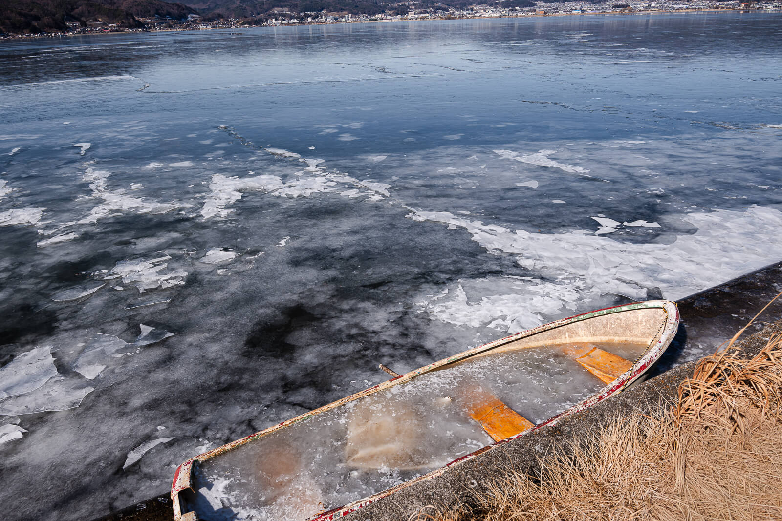 Winter conditions on Lake Suwa in Nagano