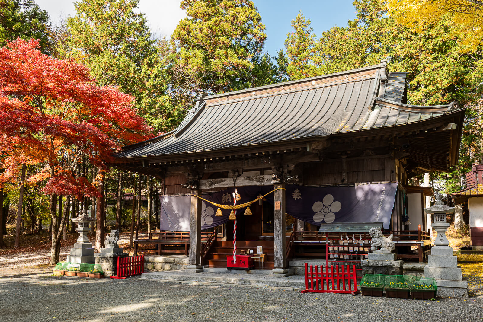 Closer diagonal view of the wooden hall at Hirano Tenmangu