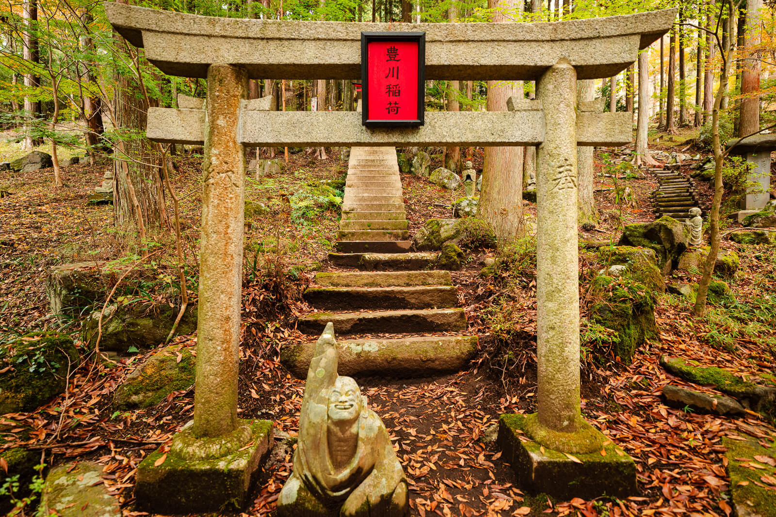 Stone torii marking the Toyokawa Inari branch on the Choanji hillside