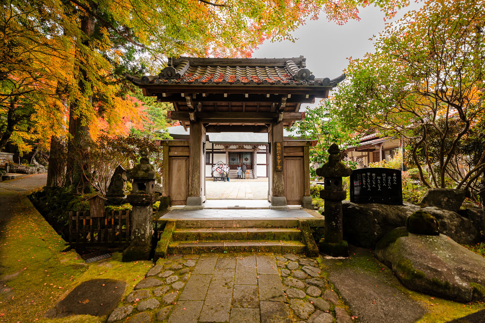 Sanmon gate leading into the main courtyard at Choanji Temple