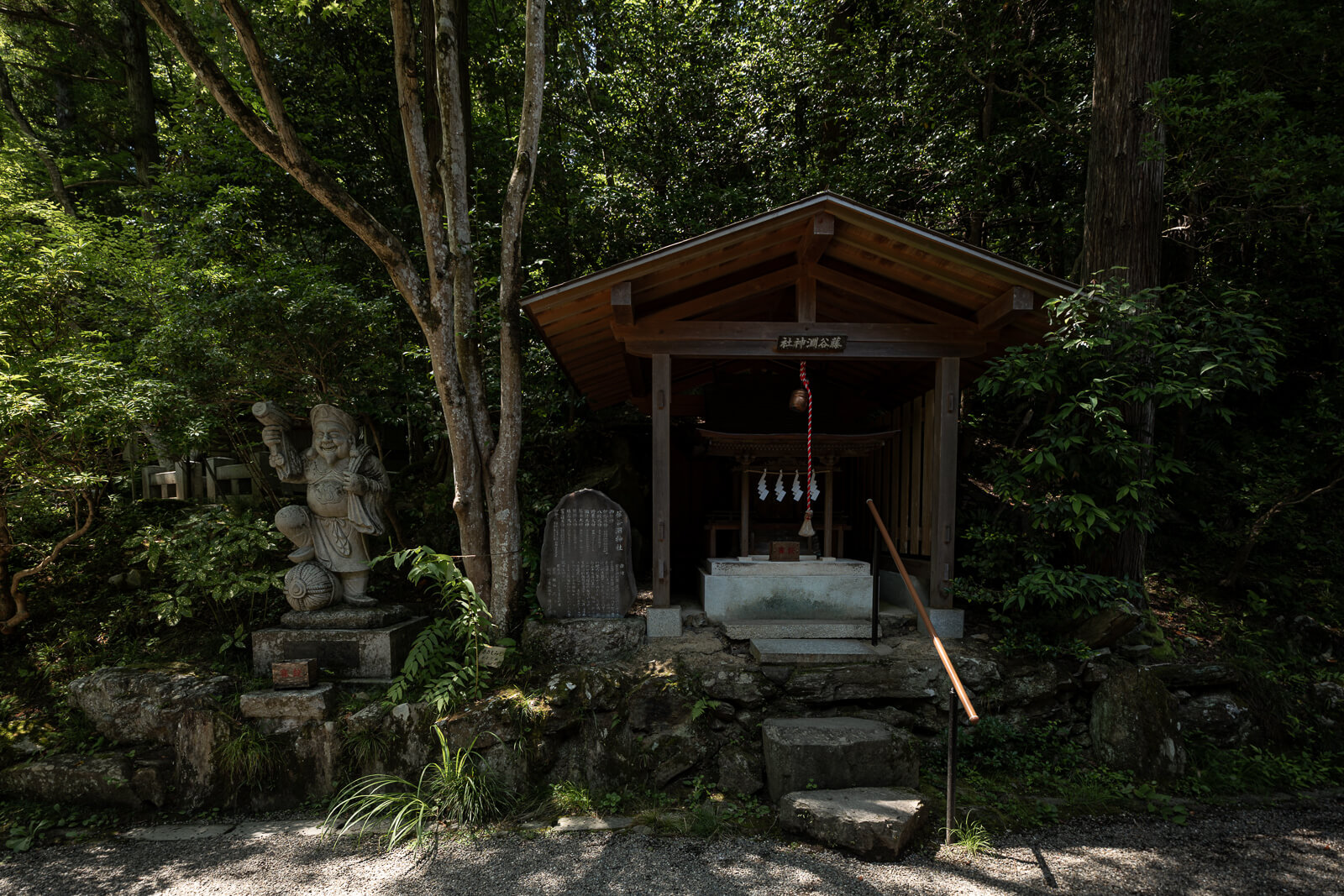 Small secondary shrine within the grounds of Hodosan Shrine in Nagatoro