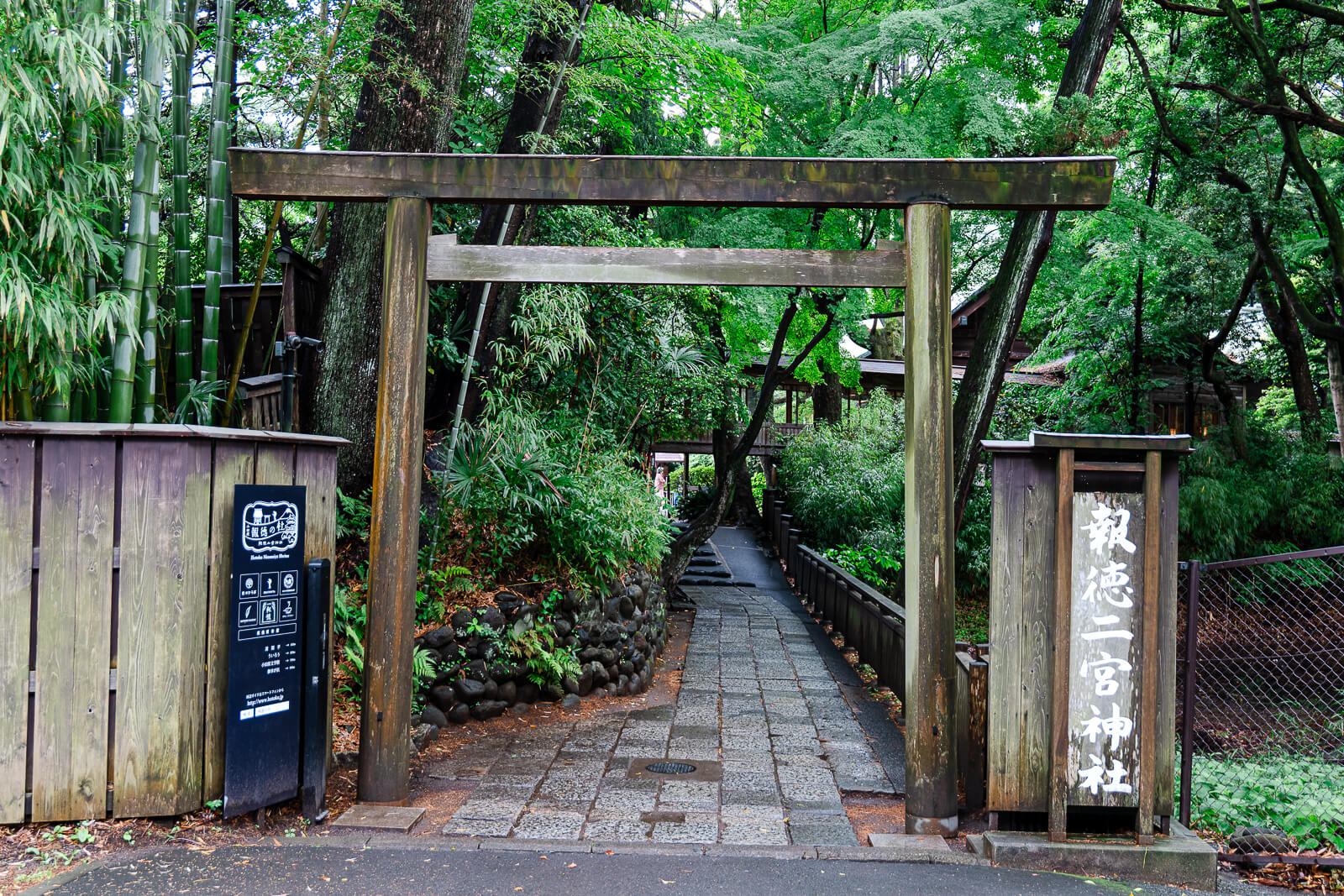 Path leading from Odawara Castle stairs toward Hotoku Ninomiya Shrine lower grounds