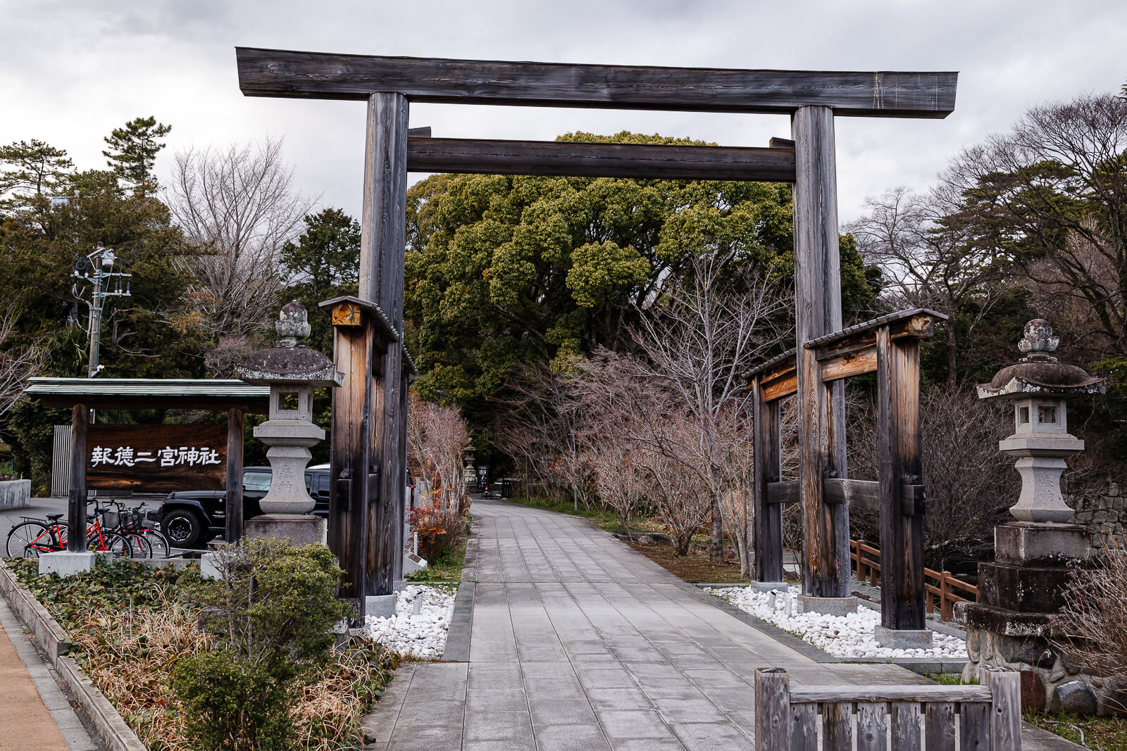 First torii gate at Hotoku Ninomiya Shrine at Odawara Castle