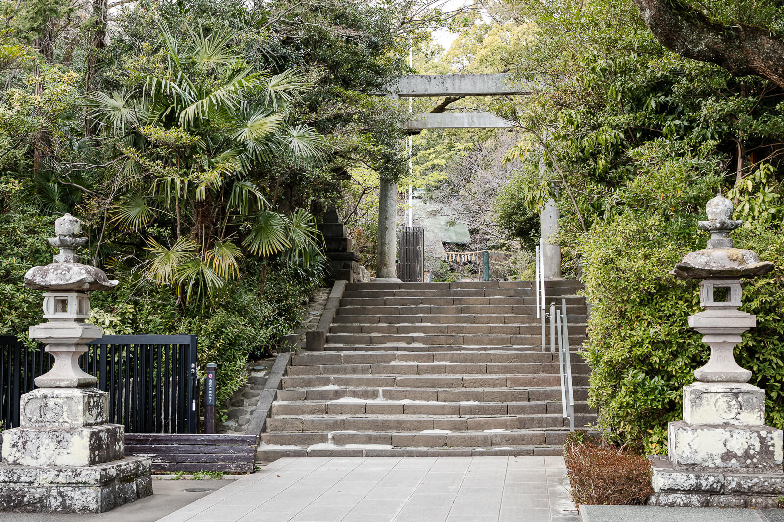 Second torii gate at Hotoku Ninomiya Shrine seen while moving outward from the shrine grounds
