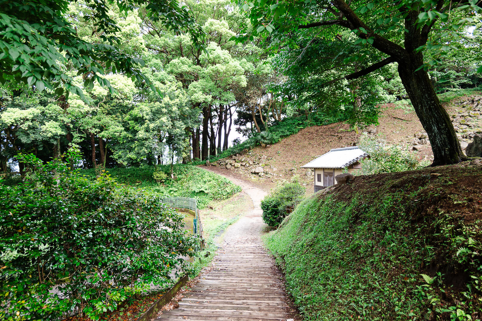 Path descending through stone wall remains at Ishigakiyama Castle Ruins in Odawara