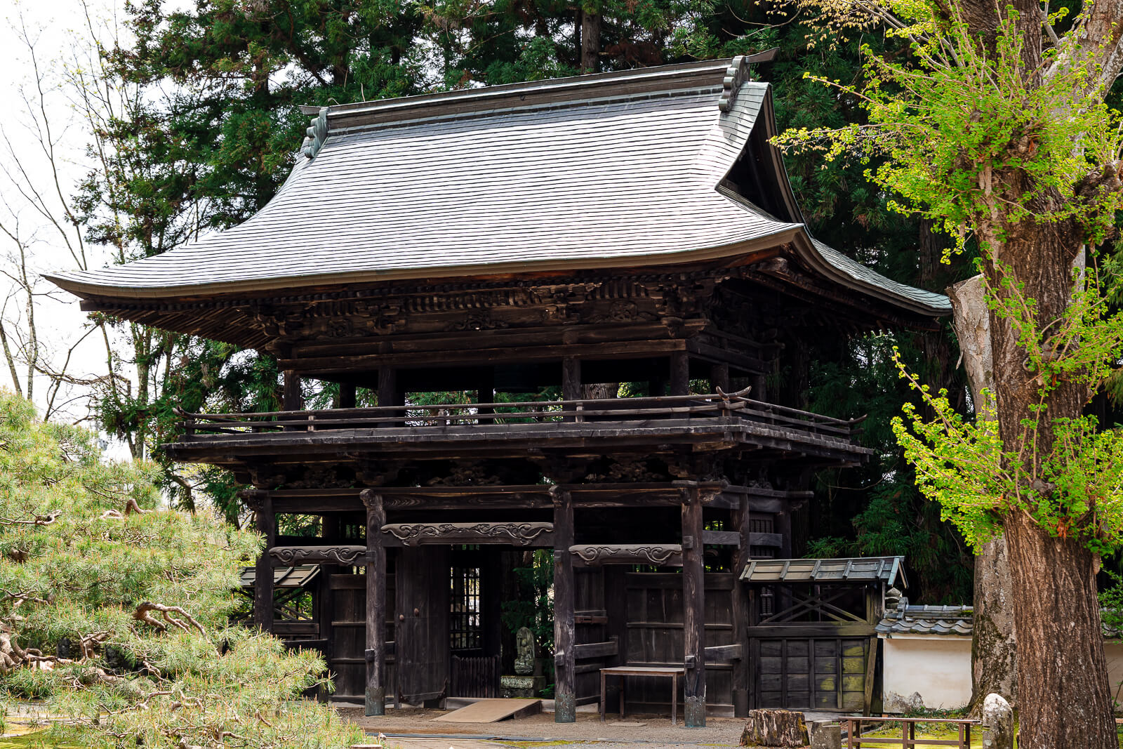 Sanmon gate viewed from inside Jiunji Temple in Shimosuwa