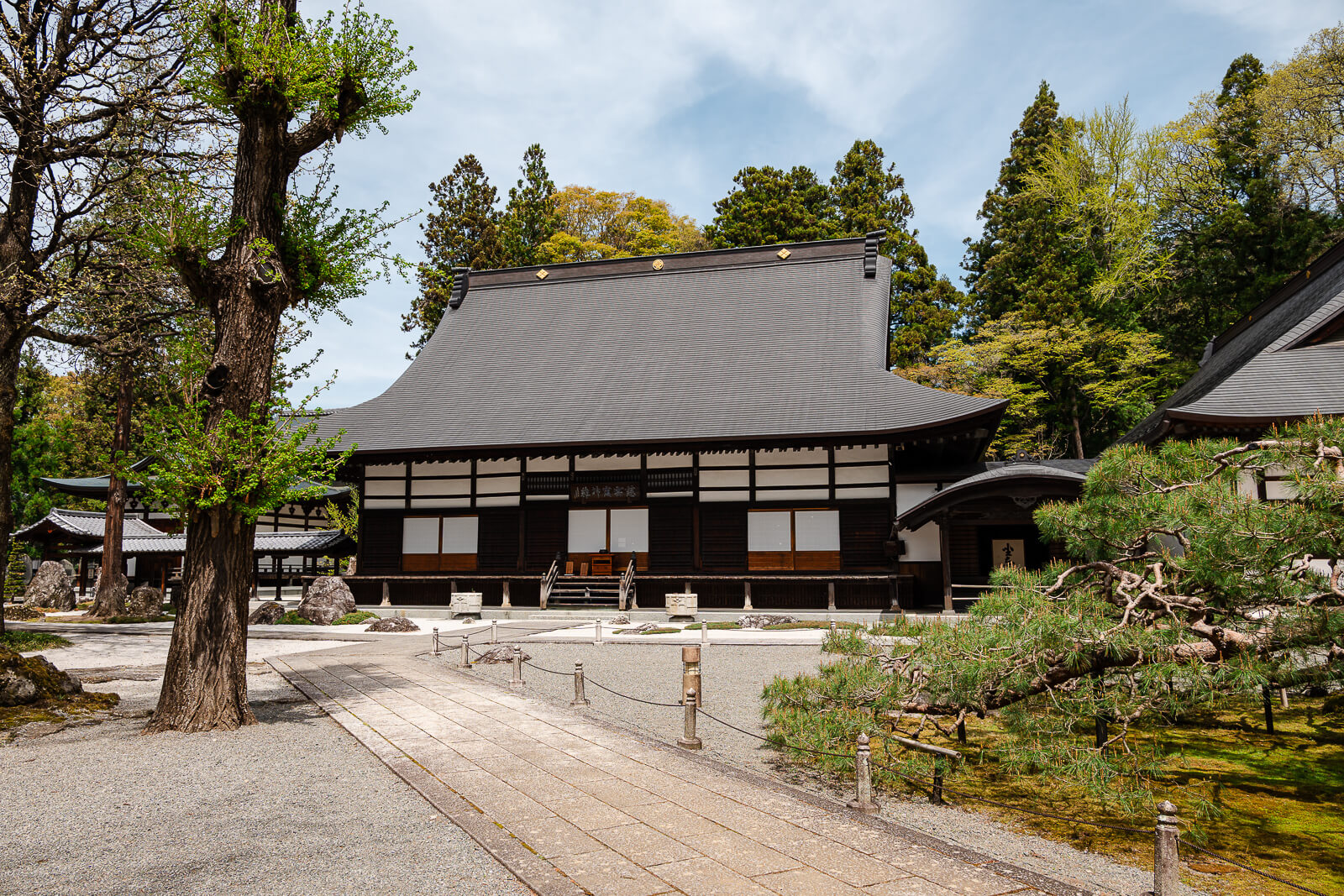 Main hall and temple grounds at Jiunji Temple in Shimosuwa