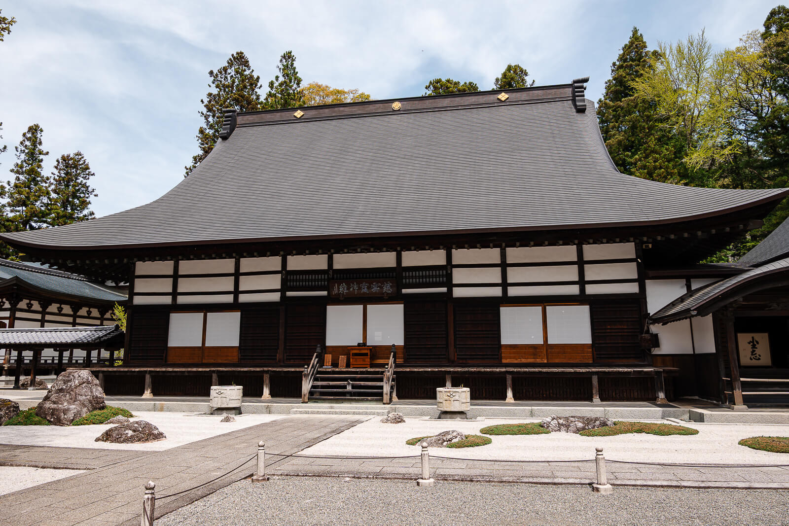 Front view of the main hall at Jiunji Temple in Shimosuwa