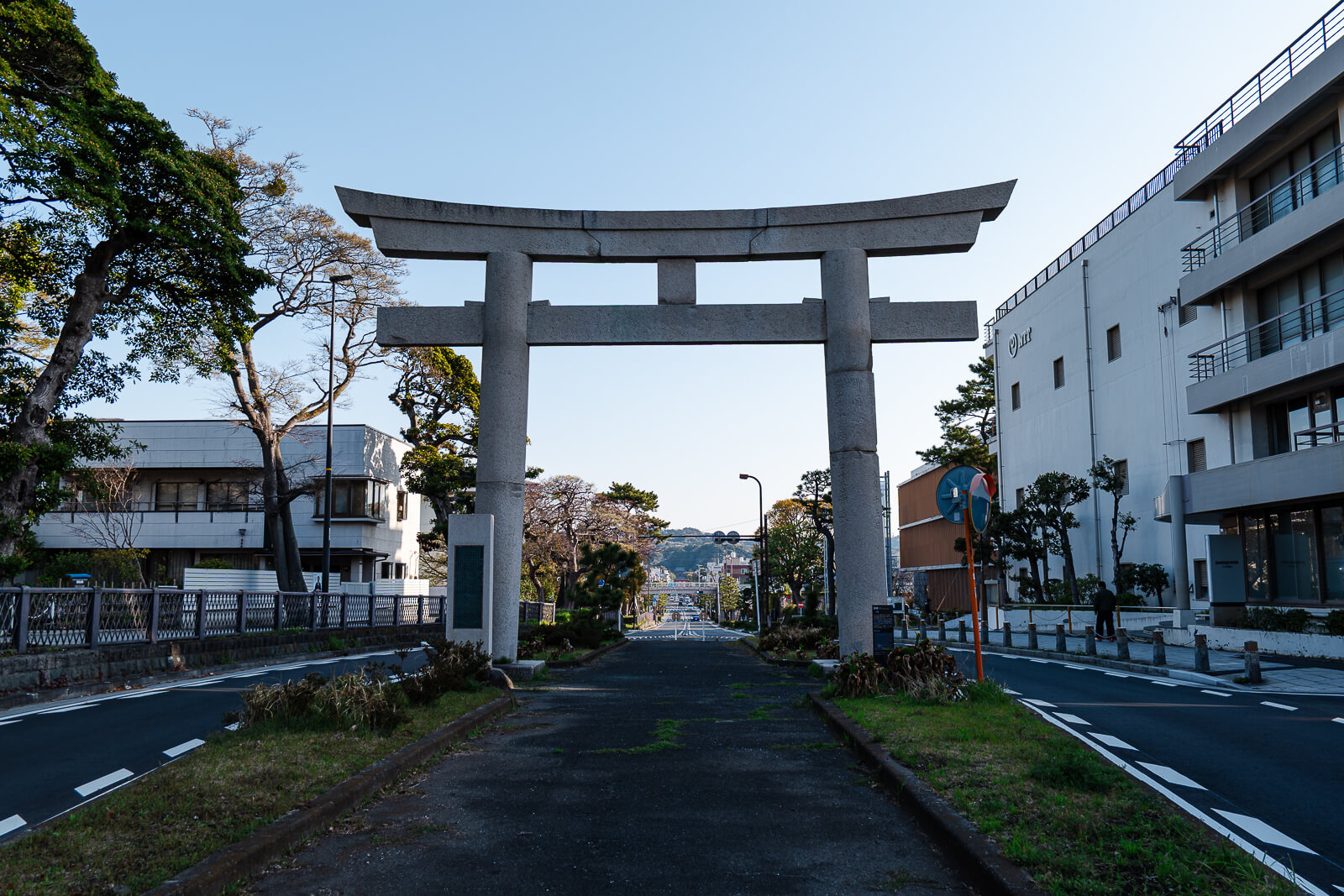 The ceremonial route toward Tsurugaoka Hachimangu begins farther south along Wakamiya Ōji.