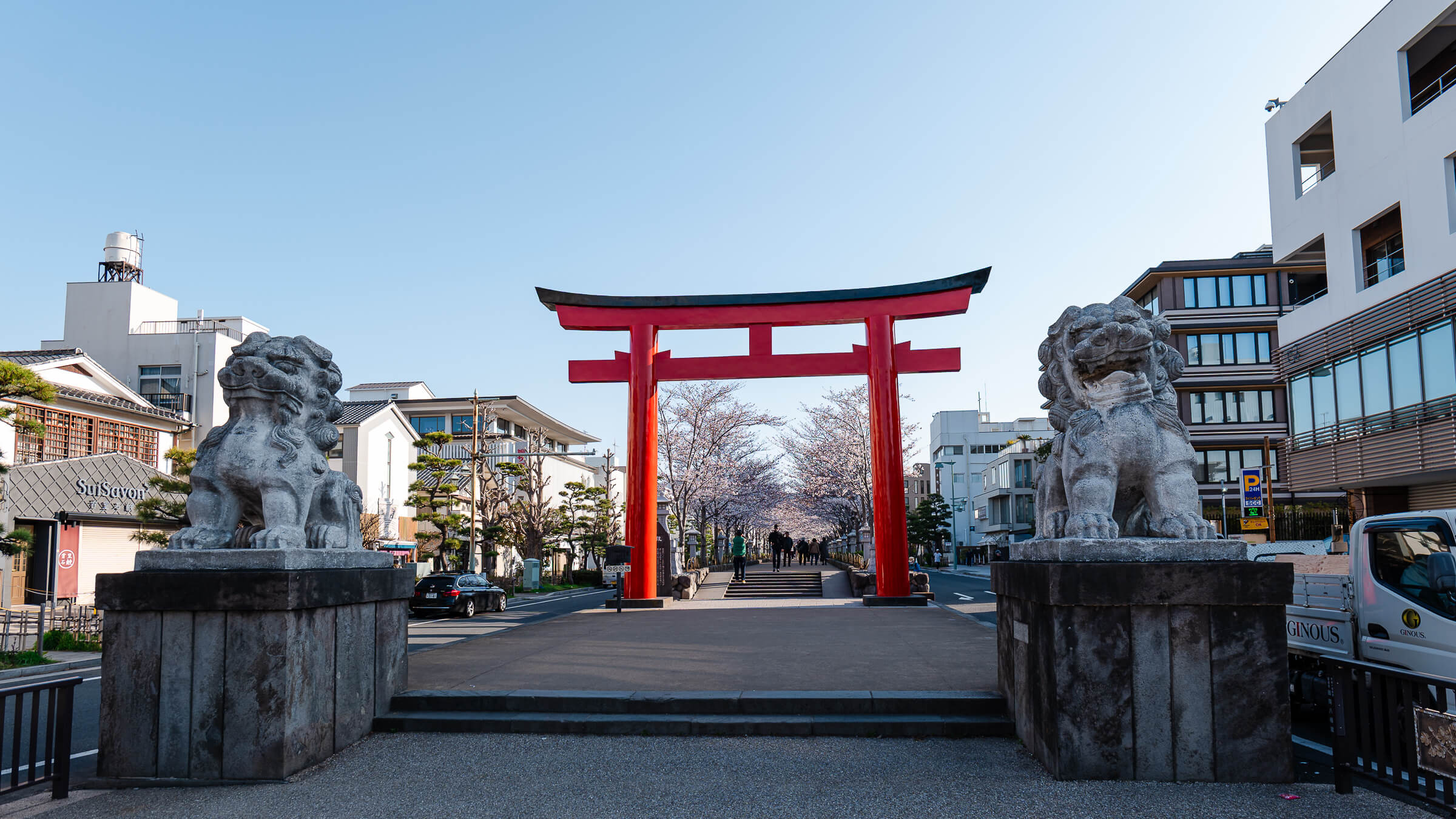 Torii gate entrance to Dankazura cherry blossom walkway in Kamakura