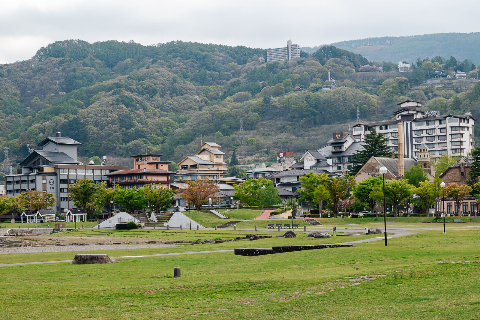 Kamisuwa lakeside hotels beside Lake Suwa, showing the lodging area used as a convenient base for Chino, Tateshina, and Lake Suwa routes.