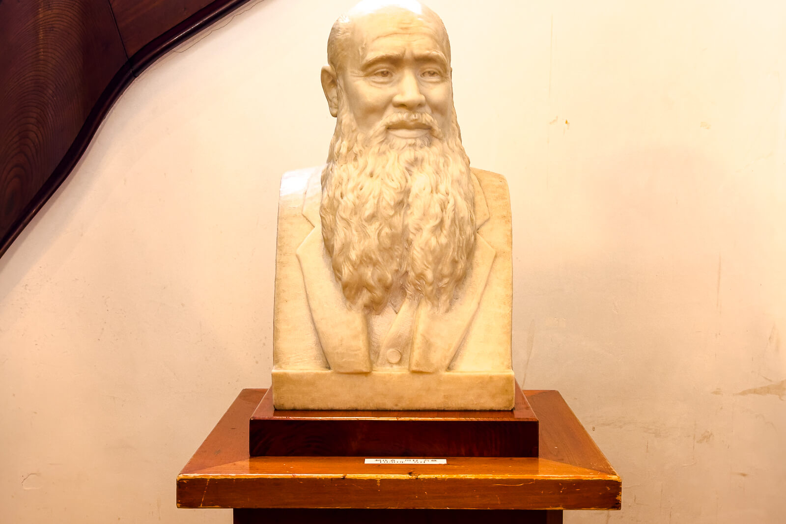 Bust of Katakura Kanetaro II displayed inside Katakurakan in Kamisuwa Onsen