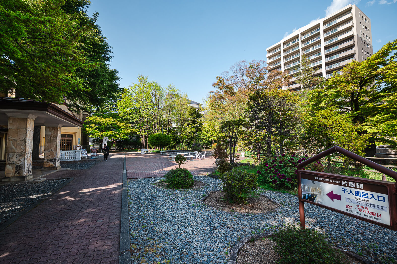 Courtyard entrance area beside Katakurakan public bathhouse in Kamisuwa Onsen