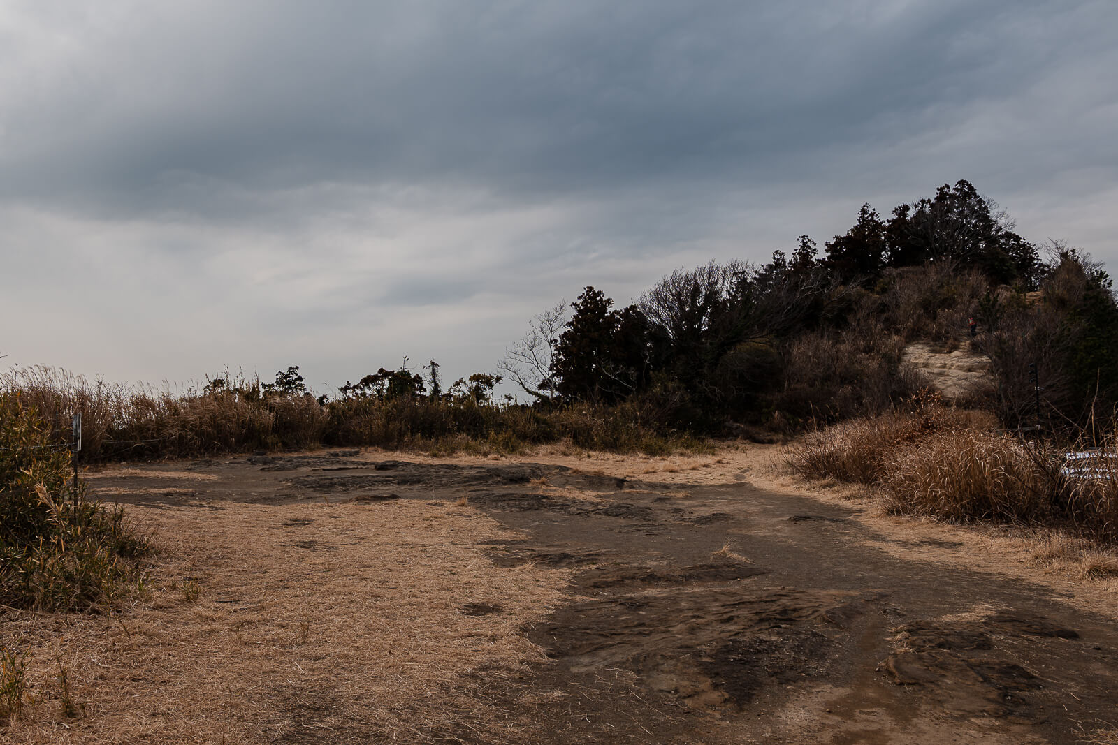 Broad rocky clearing near the Ten-en summit area beneath a cloudy winter sky