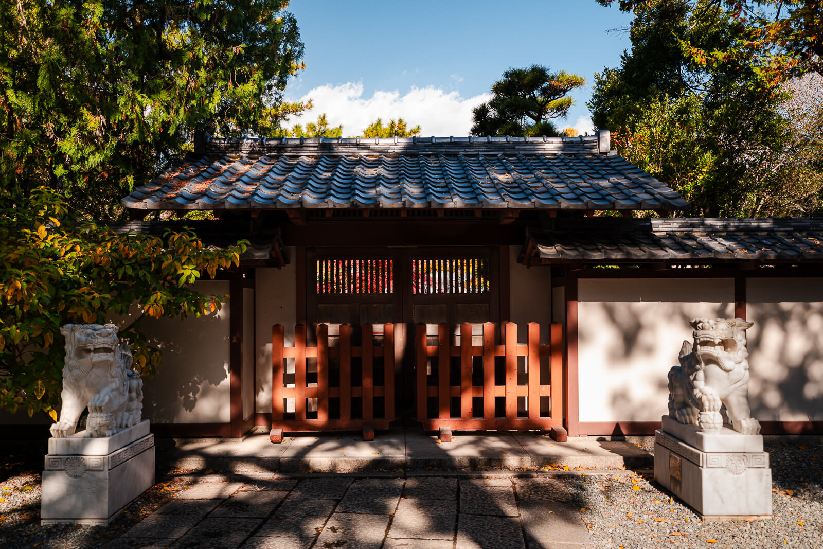 Entrance gate at Kōtoku-in Temple in Kamakura flanked by guardian lion-dog statues