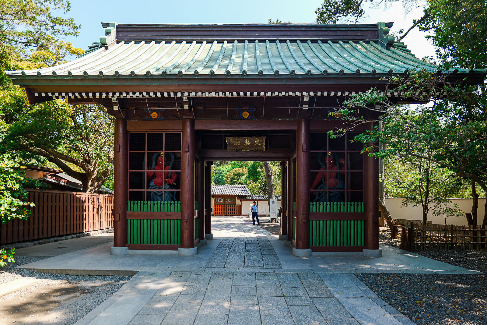 Niō-mon entrance gate at Kōtoku-in Temple