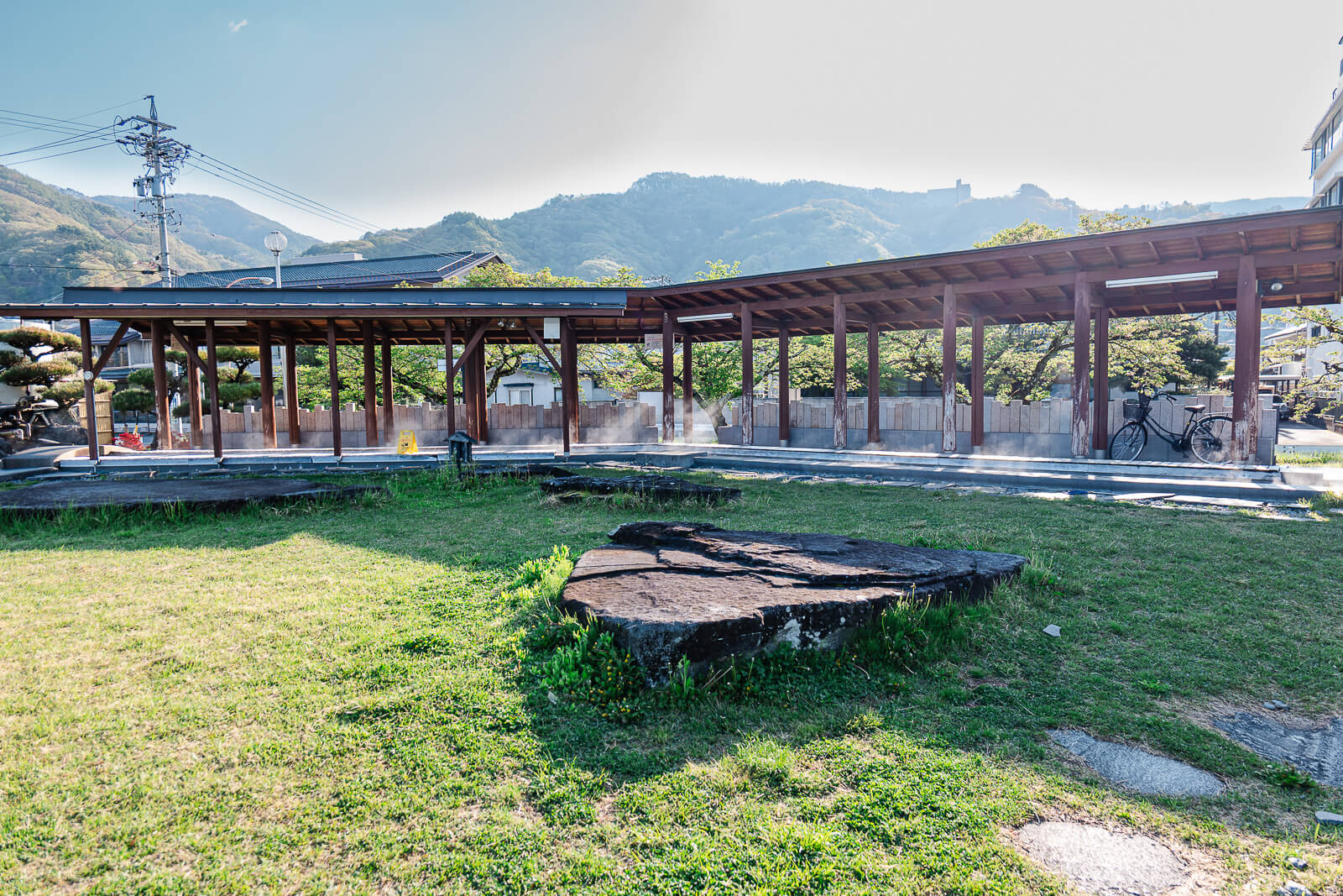Wide view of the footbath pavilion and geyser center area in Kamisuwa
