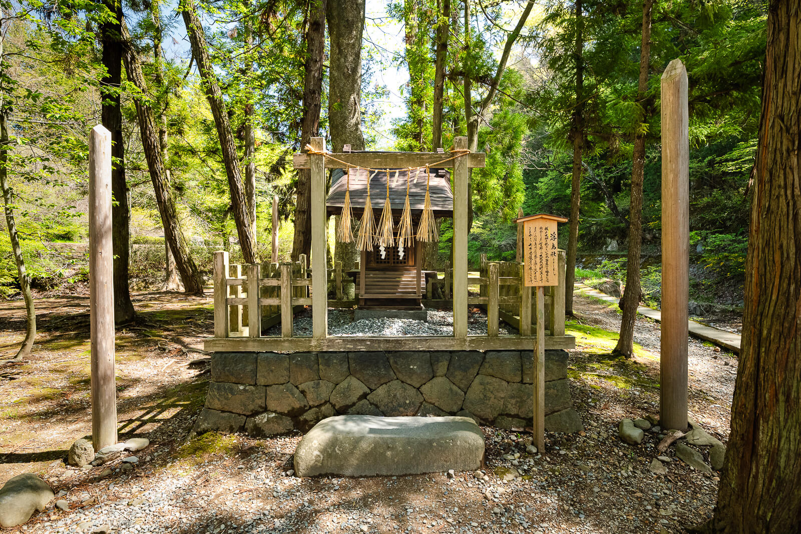 Ukishimasha shrine beside the wooded route to Manji Stone Buddha in Shimosuwa.
