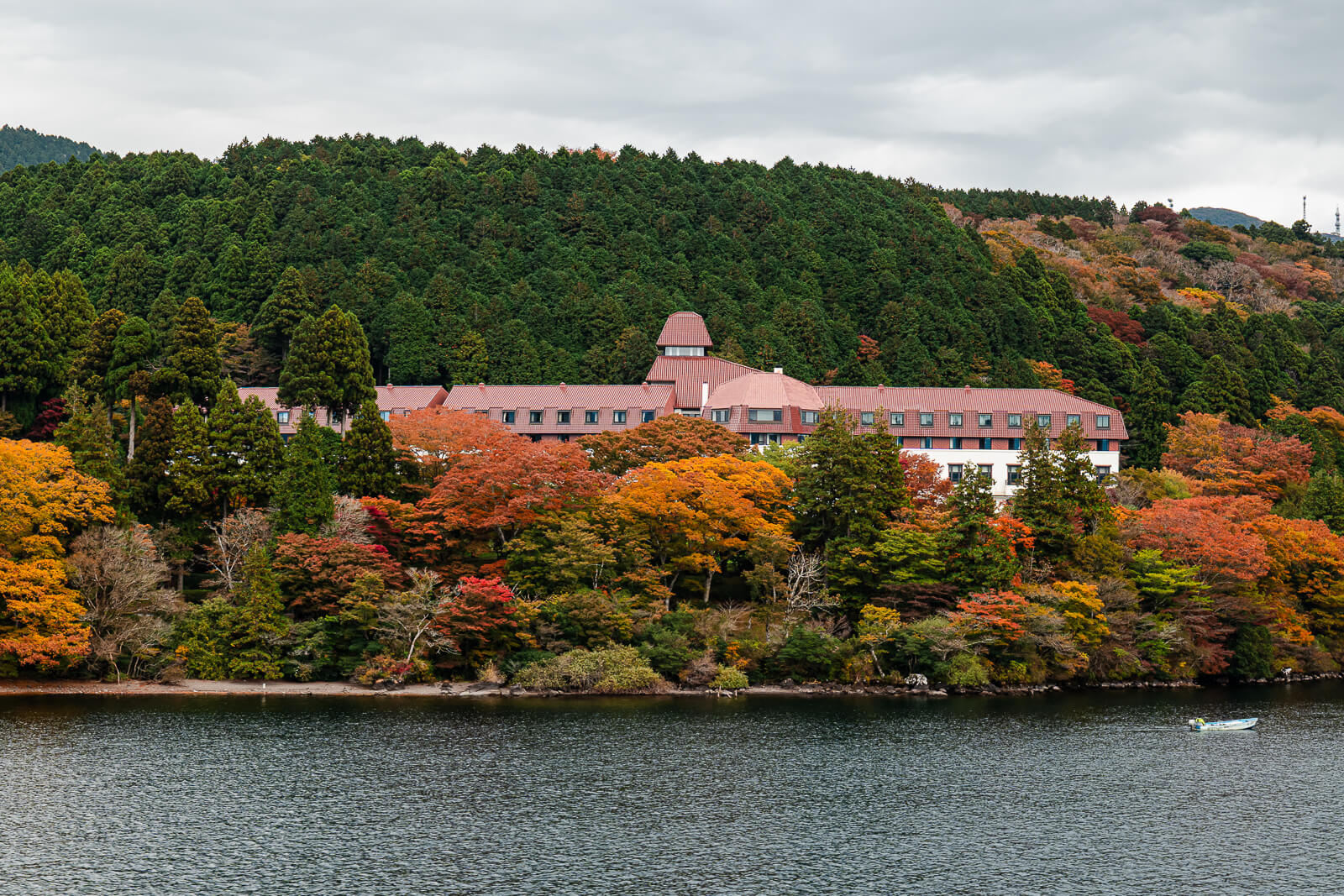 Odakyu Hotel de Yama surrounded by autumn foliage on the shore of Lake Ashi