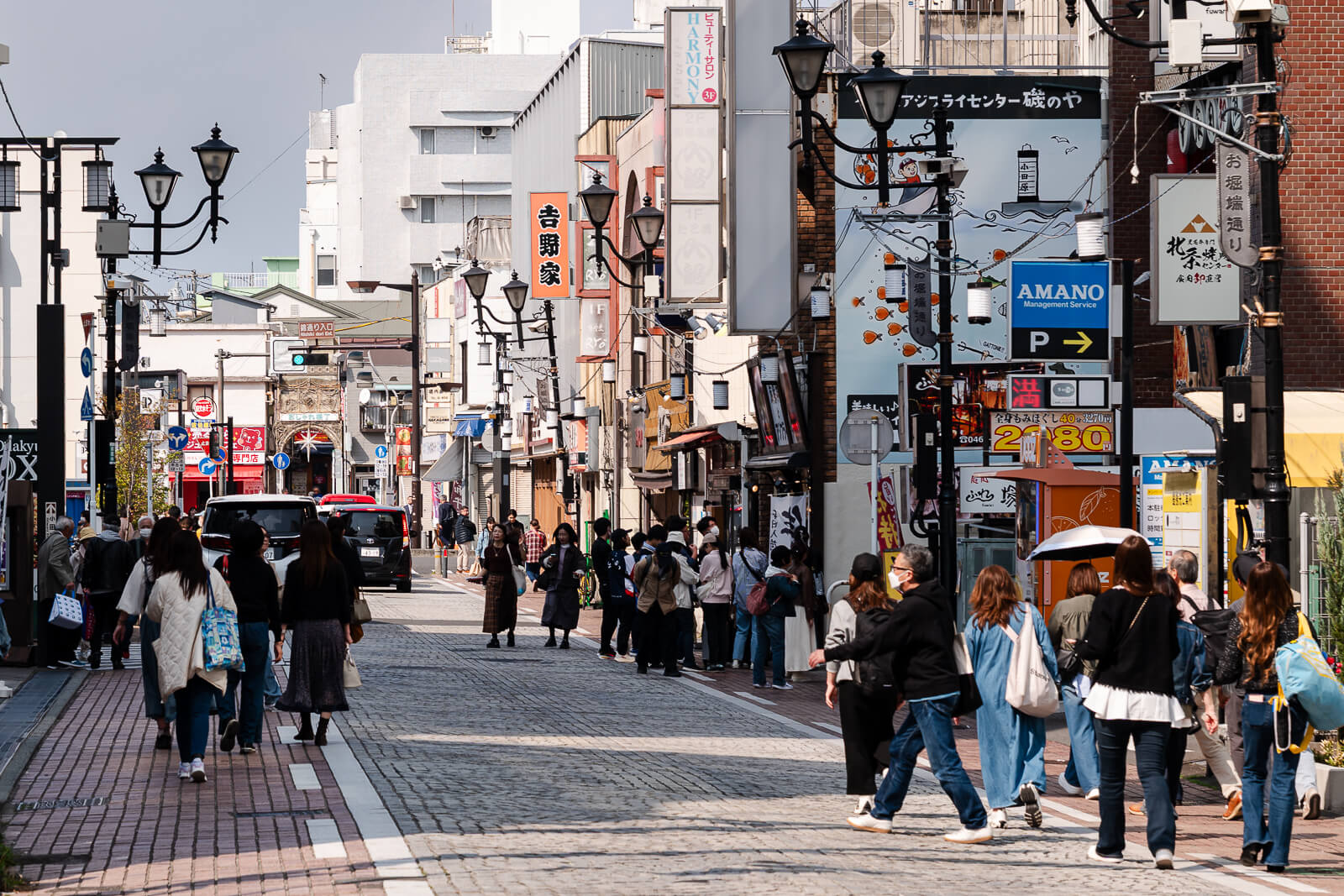 Pedestrians walking along Ohoribata Street near Odawara Castle