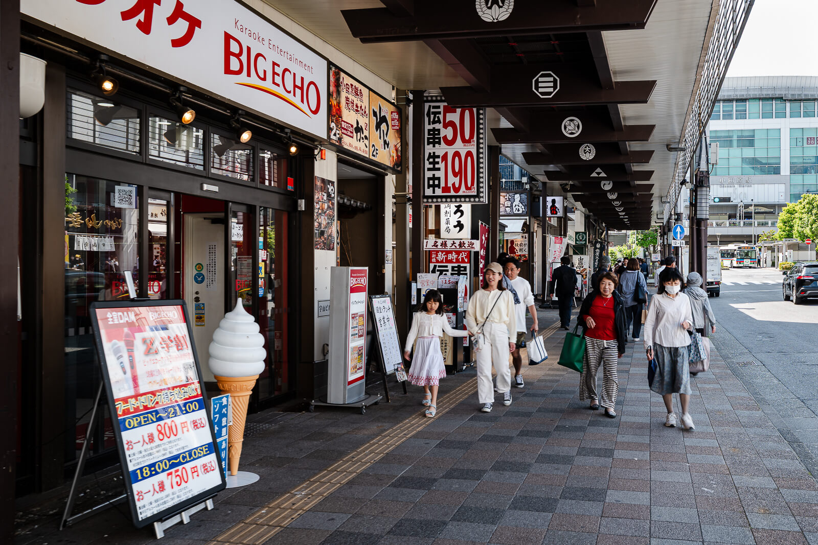 Shops and pedestrians near Odawara Station on Higashidori Shopping Street