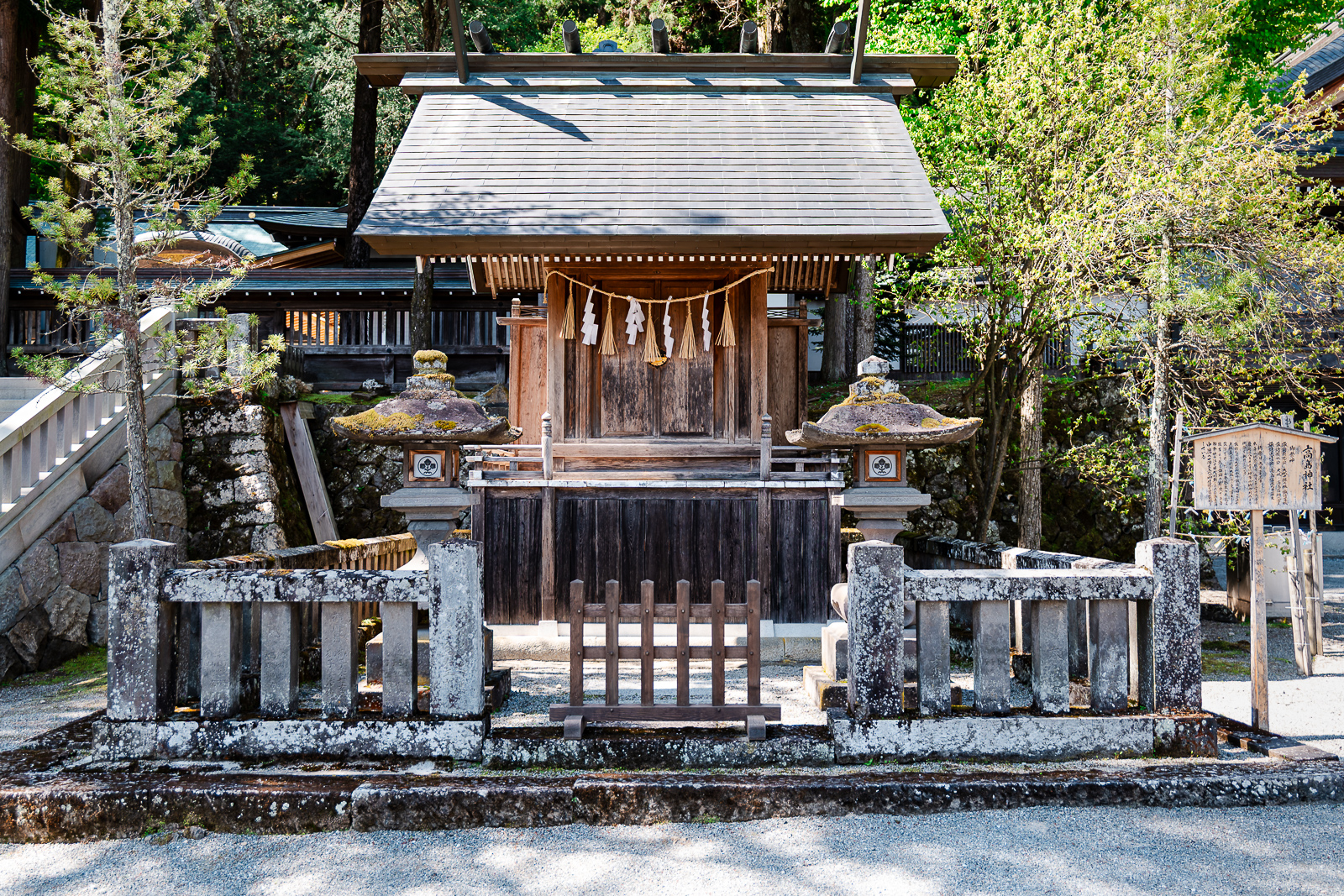 Shrine structure within broader grounds context at Suwa Taisha Kamisha Honmiya, Suwa