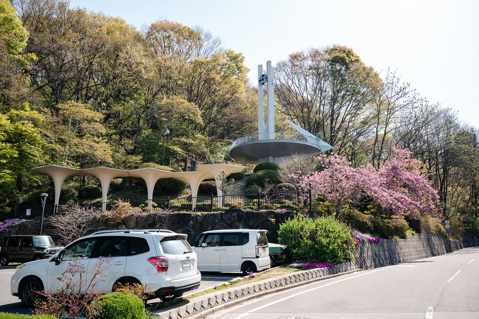 Roadside view of Tateishi Park observation platform and spring blossoms in Suwa City