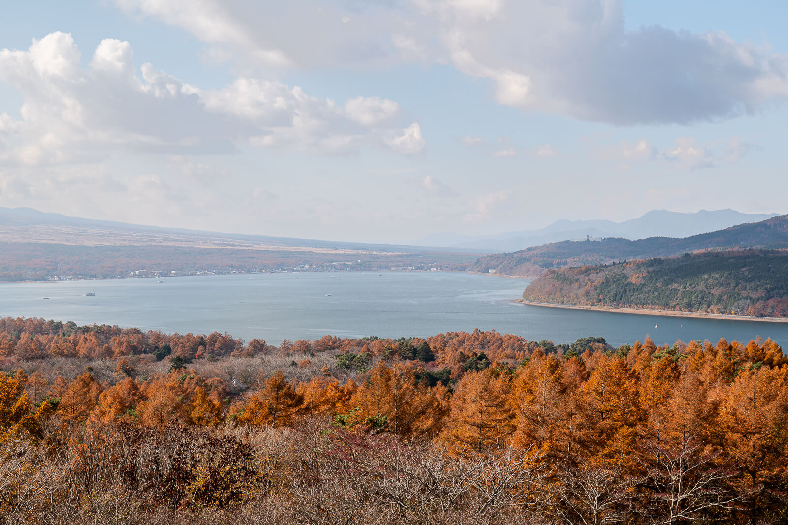 Lake and autumn hills beneath a broad sky at Yamanakako Panoramadai